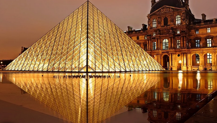 pyramide du Louvre